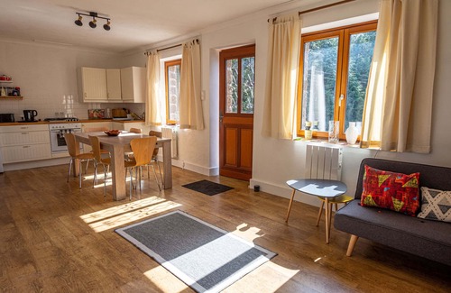 Brece Apartment | Modern 2 Twin Bed Gite can sleep up to 6