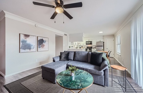 Triangle State Apartment | Modern 2B Getaway | W/D, Pool, Prkg |10min > DTWN