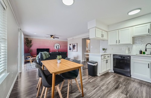 Triangle State Apartment | Modern 2B Getaway | W/D, Pool, Prkg |10min > DTWN