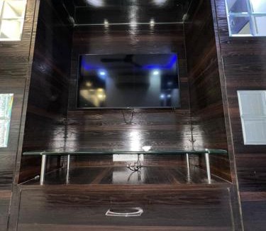 Lokhandwala Complex Apartment | Modern 2bhk in main Lokhandwala