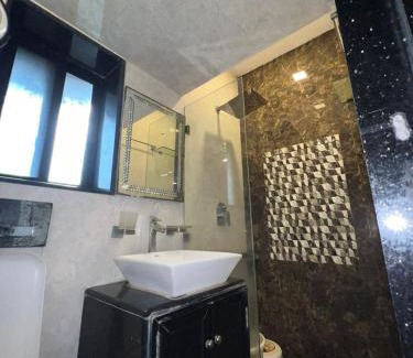 Lokhandwala Complex Apartment | Modern 2bhk in main Lokhandwala