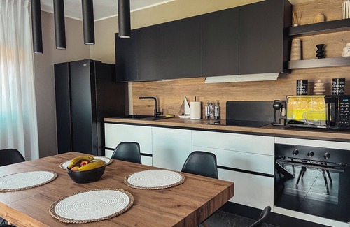 Savio Apartment | Modern 2BR 2BA Apt Sleeps 6 Free Parking