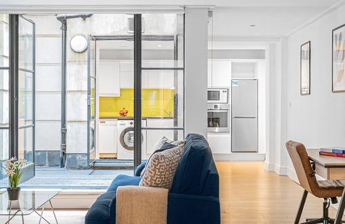 The City of London Apartment | Modern 2BR Apartment with Patio in the Heart of Holborn's Vibrant Neighborhood