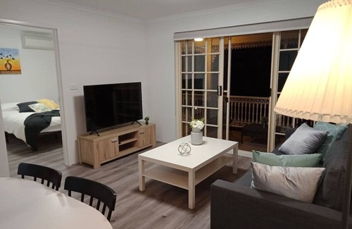 Manuka Apartment | Modern 2BR Apartment/Parking in Griffith