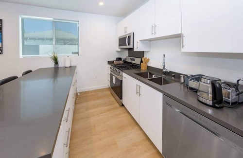 Mid City House | Modern 2BR Back House w/TVs & Full Kitchen