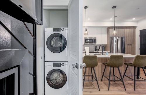 Southeast Hotel | Modern 2BR Capitol Hill Apartment - 3 Min walk to Metro!