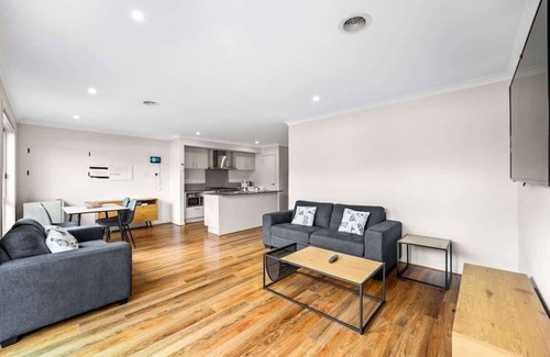 Officer House | Modern 2BR Comfort in the Heart of Officer