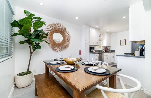 Huntington Beach Condo | Modern 2BR Condo, Steps to Ocean, BBQ, Surfboard, XBOX & Ps4, E-bikes, Pets OK