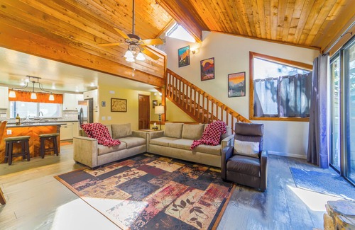 Mammoth Lakes House | Modern 2BR Loft 3BA Family Ski Trip Pet-Friendly 568