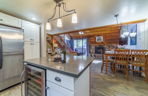 Mammoth Lakes House | Modern 2BR Loft 3BA Family Ski Trip Pet-Friendly 568