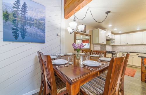 Mammoth Lakes House | Modern 2BR Loft 3BA Family Ski Trip Pet-Friendly 568