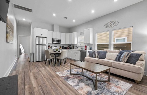 Greater East End House | Modern 2br near museums&baseball