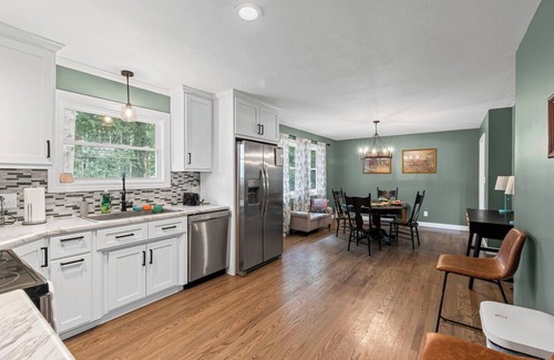 Carrollton House | Modern 2BR Pets OK Sleeps 8