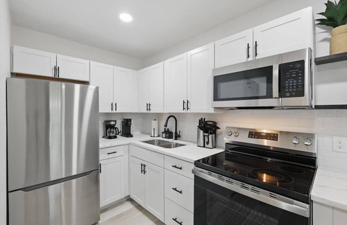 Haltom City Apartment | Modern 2BR Unit 3 with Hot Tub