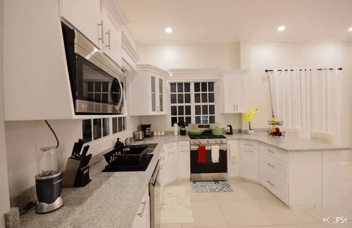 Georgetown Apartment | Modern 3-bed Lux Apt with Jacuzzi/Free Parking