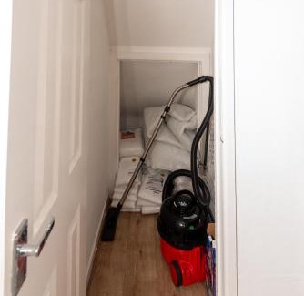 St Helens Apartment | Modern 3 bed, sleeps 8