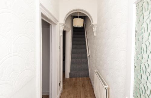 St Helens Apartment | Modern 3 bed, sleeps 8