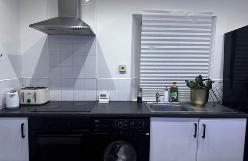 Cumbernauld House | Modern 3-Bedroom Home with Cozy Cinema-Style Living Space