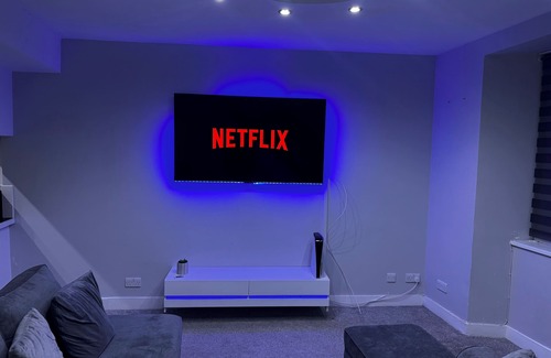 Cumbernauld House | Modern 3-Bedroom Home with Cozy Cinema-Style Living Space