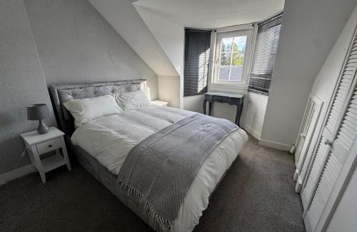 Cumbernauld Apartment | Modern 3-Bedroom Home with Cozy Cinema-Style Living Space