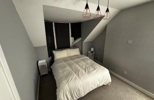 Cumbernauld Apartment | Modern 3-Bedroom Home with Cozy Cinema-Style Living Space