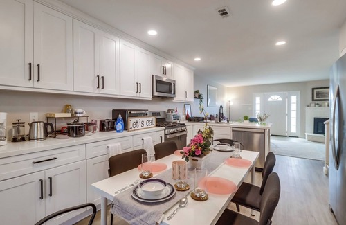 Lincoln Acres House | Modern 3-BR Home w King Bed, Crib, near Bay/Beach