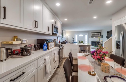 Lincoln Acres House | Modern 3-BR Home w King Bed, Crib, near Bay/Beach