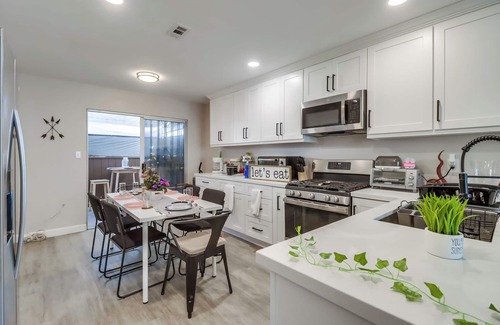 Lincoln Acres House | Modern 3-BR Home w King Bed, Crib, near Bay/Beach