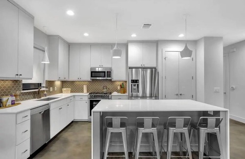 Swede Hill House | Modern 3-Story Escape - Sleeps 12 - Walk Downtown