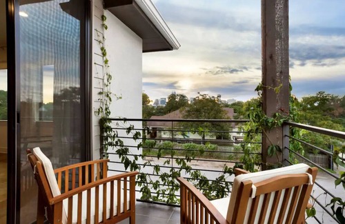 Swede Hill House | Modern 3-Story Escape - Sleeps 12 - Walk Downtown