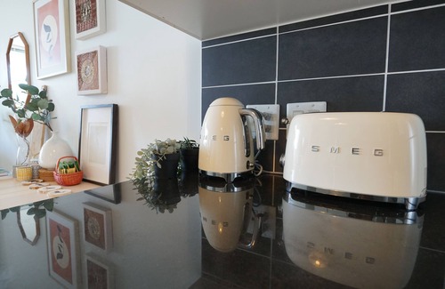 Crosstown Apartment | Modern 3BDR/4BDS in DT / AC / Pool / Gym / Best Location + Parking