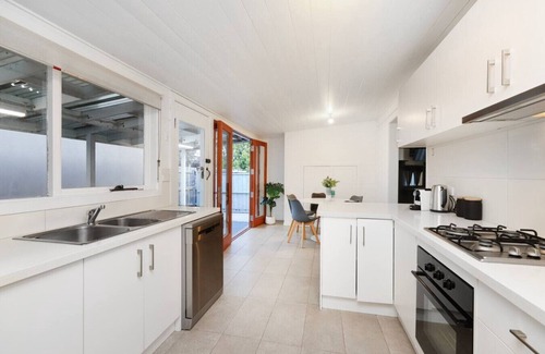 Maidstone House | Modern 3BR Family Home in Melbourne | Spacious Backyard, Free Parking, Private Tennis Court, Near Highpoint & 20 Mins to CBD
