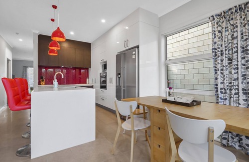 Hobsonville House | Modern 3BR Family House - Yard & Big TV