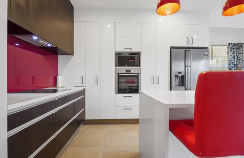 Hobsonville House | Modern 3BR Family House - Yard & Big TV
