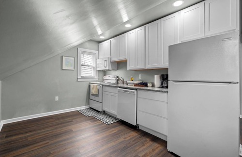 New Britain Apartment | Modern 3BR ★ Fast Wi-Fi + Free Parking ★ Flexible Cancel Anytime! - 10 Mins WeHa