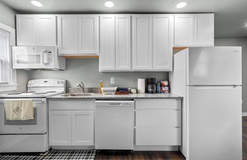 New Britain Apartment | Modern 3BR ★ Fast Wi-Fi + Free Parking ★ Flexible Cancel Anytime! - 10 Mins WeHa