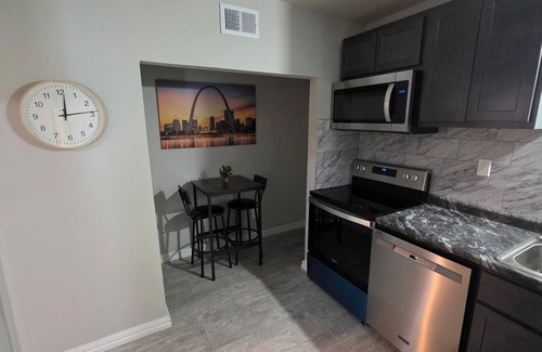 University City House | Modern 3BR Getaway Near STL Attractions – Family-Friendly Comfort!