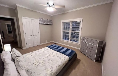 Olivia House | Modern 3br Lake front home