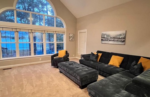 Olivia House | Modern 3br Lake front home