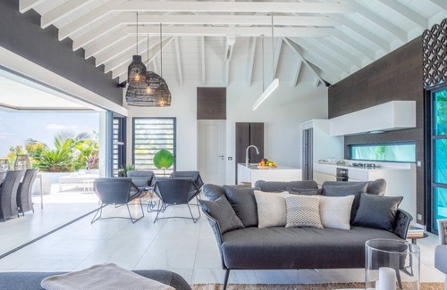 Devet Villa | Modern 4 BDRM Carribean Villa w Pool