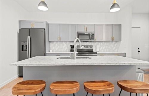 Cedar Falls House | Modern 4 Bed/3.5 Bath Farmhouse Steps to Downtown CF!