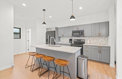 Cedar Falls House | Modern 4 Bed/3.5 Bath Farmhouse Steps to Downtown CF!