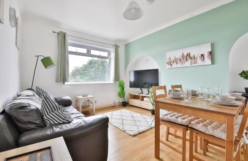 St. Thomas House | Modern 4 Bed Contractor Stay in Swansea TV in Every Room and Parking