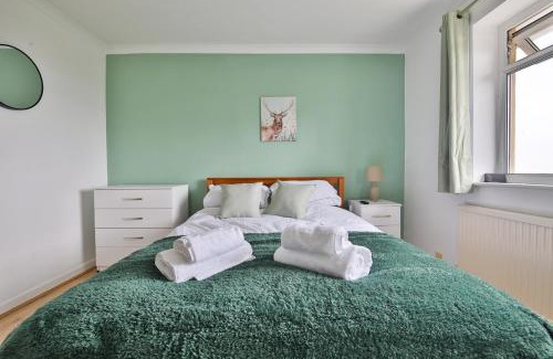 St. Thomas House | Modern 4 Bed Contractor Stay in Swansea TV in Every Room and Parking