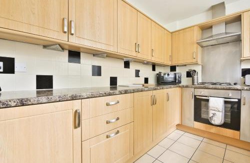 St. Thomas House | Modern 4 Bed Contractor Stay in Swansea TV in Every Room and Parking
