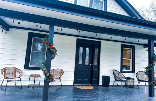 Browns Lake House | Modern 4 bed Lake House Steps from Browns Lake w. Arcade Room + Private Beach