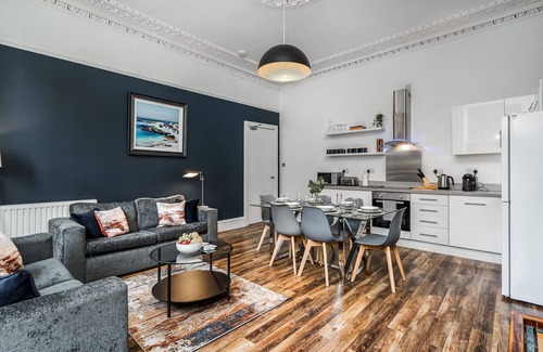 City Centre Glasgow Apartment | Modern 4 bedroom, City Centre Maisonette