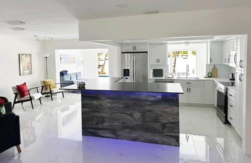 Pembroke Pines House | Modern, 4B/3B with Pool and Lake
