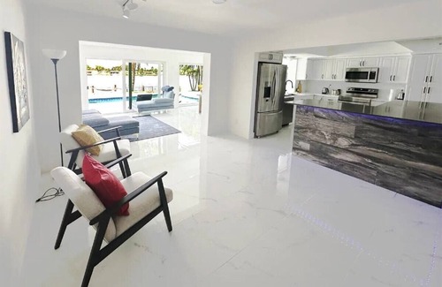 Pembroke Pines House | Modern, 4B/3B with Pool and Lake