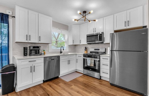 Lake in the Hills House | Modern 4BD Home in Lake Hills Pet friendly